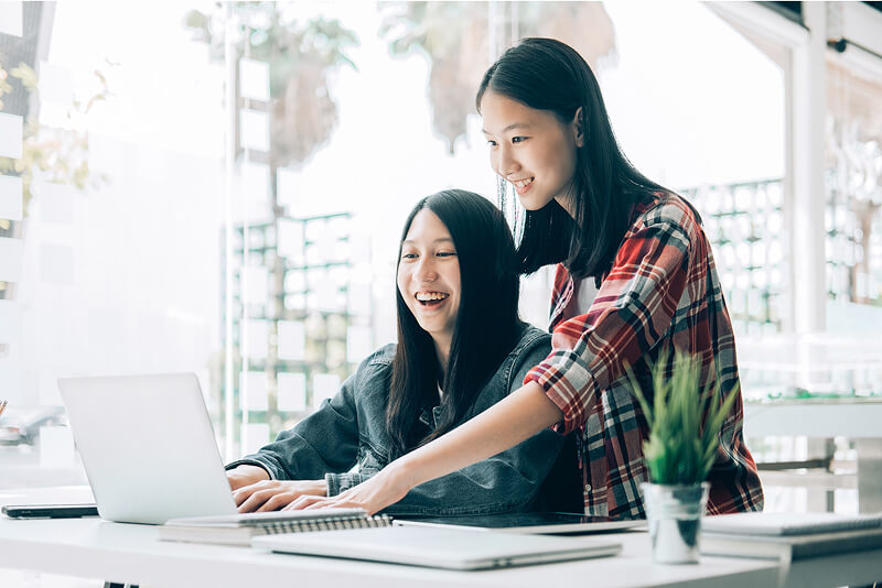 二人でPCを見ながらくつろいでいる様子